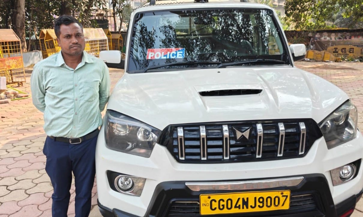 स्कार्पियों वाहन में लाल नीली बत्ती एवं सायरन हूटर लगाकर शराब के नशे में वाहन चलाने वाले की वाहन जप्त कर न्यायालय पेश किया गया