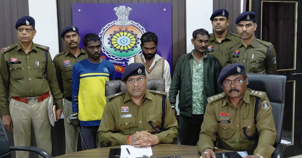 बोरे में बंद महिला की शव (अंधे कत्ल) की गुत्थी सुलझी लीव-इन में रह रहे आरोपी द्वारा अपने भाई व साथी के साथ की थी वारदात आरोपी पूर्व में भी हत्या का आरोपी रहा है तीन आरोपियों को गिरफ्तार कर न्यायिक रिमांड पर भेजा गया जेल,, दुर्ग पुलिस