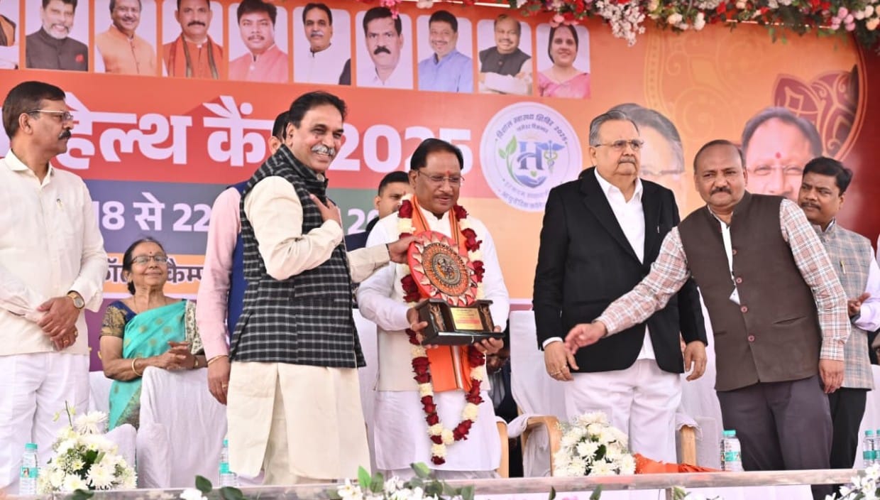 रायपुर में पांच दिन तक स्वास्थ्य का महाअभियान मेगा हेल्थ कैंप में देशभर के विशेषज्ञ डॉक्टर दे रहे सेवाये सीएम साय, विधानसभा अध्यक्ष डॉ रमन सिंह विधायक, राजेश मूणत और स्वास्थ्य मंत्री रहे मौजूद पहले ही दिन उमड़ा मरीजों का सैलाब 2200 शुगर और 2500 बीपी मरीजों की जांच 700 से ज्यादा ब्लड सैंपल, 1100 को मुफ्त दवाइयां
