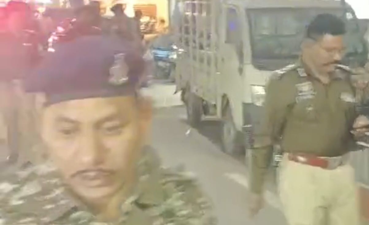 वरिष्ठ पुलिस अधीक्षक महोदय द्वारा पैदल पेट्रोलिंग कर लिया गया जायजा
