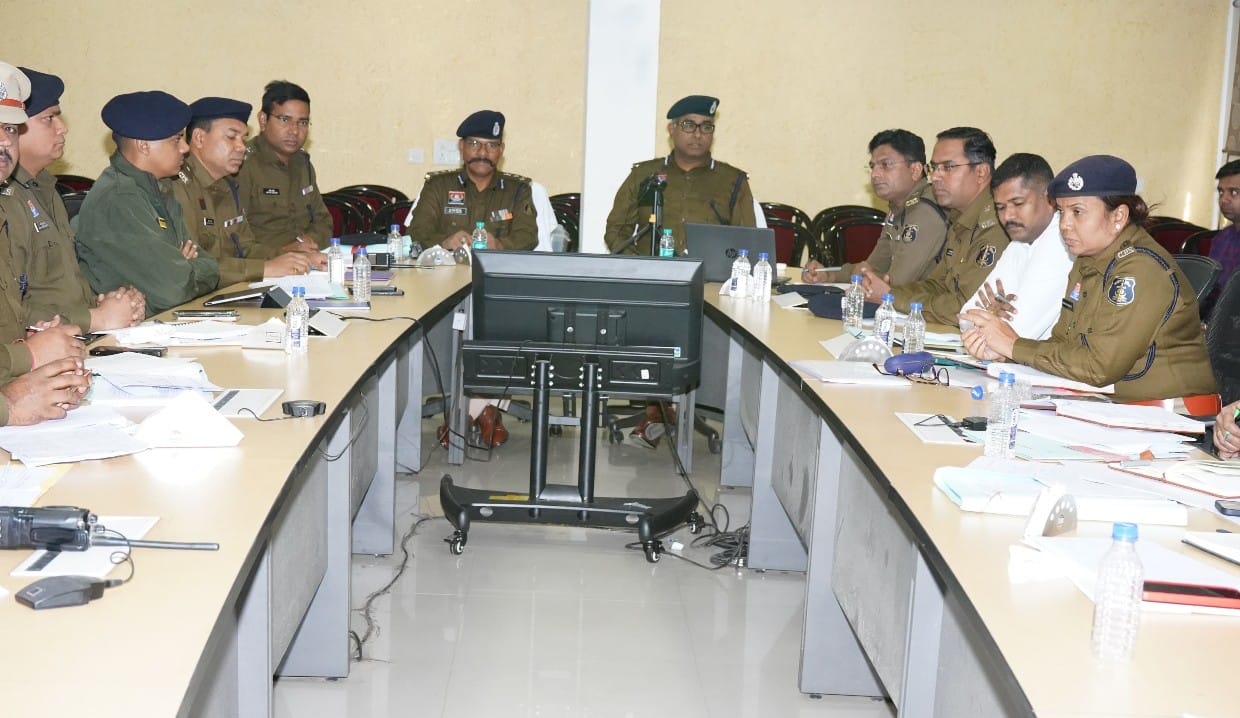 पुलिस महानिरीक्षक रायपुर क्षेत्र रायपुर एवं वरिष्ठ पुलिस अधीक्षक रायपुर द्वारा ली गई समस्त राजपत्रित अधिकारियों एवं थाना प्रभारियों की बैठक