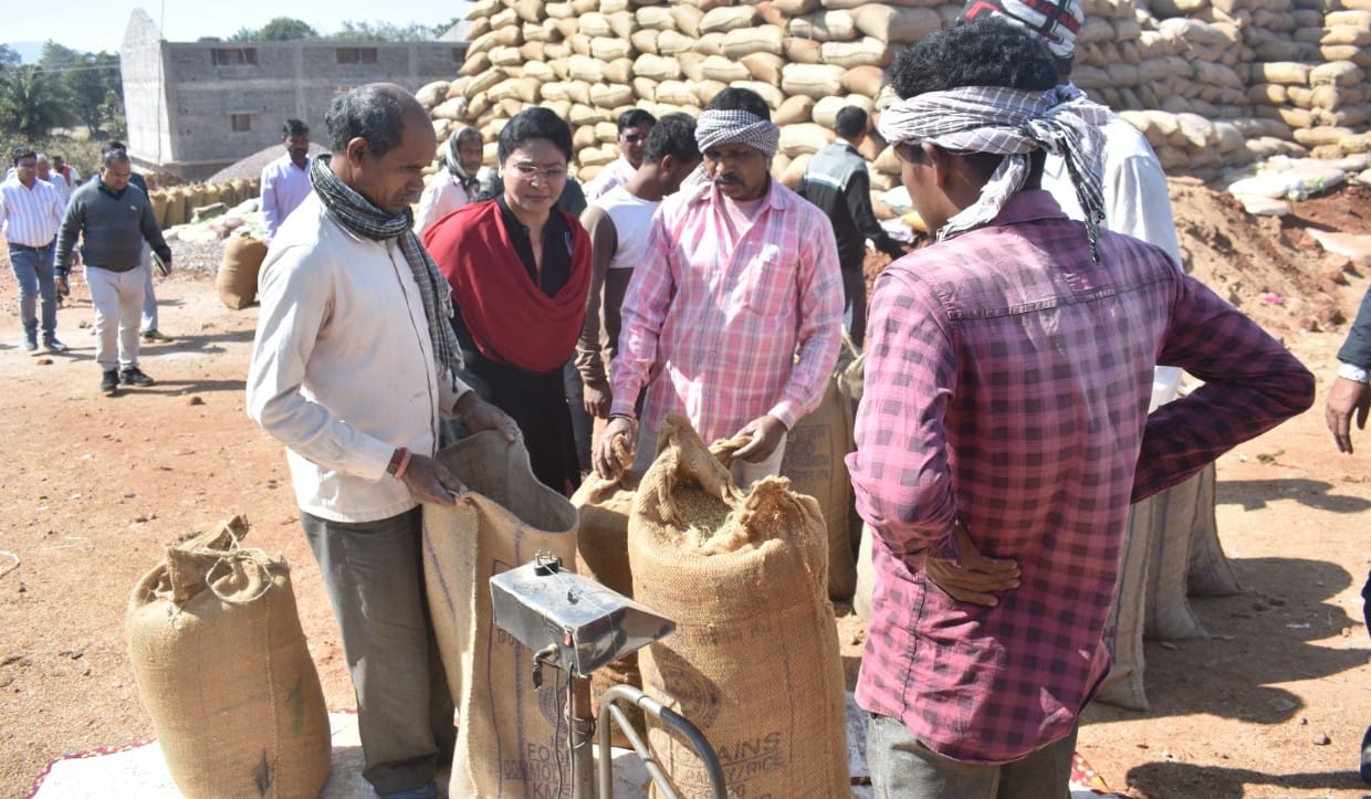 धान खरीदी केंद्रों का कलेक्टर ने किया आकस्मिक निरीक्षण निर्धारित मात्रा से अधिक धान तौलने पर चिखलाकसा केंद्र प्रबंधक को दिया कारण बताओ नोटिस