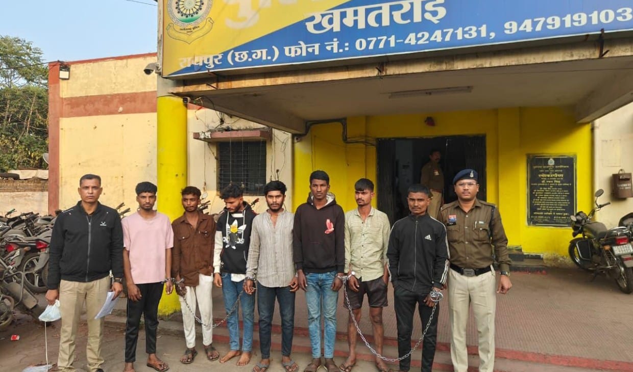 ट्रांसपोर्ट नगर रावांभाठा रायपुर में टायर दुकान संचालक के साथ मारपीट करते हुए धारदार वस्तु से हमला करने वाले 07 आरोपी गिरफ्तार।