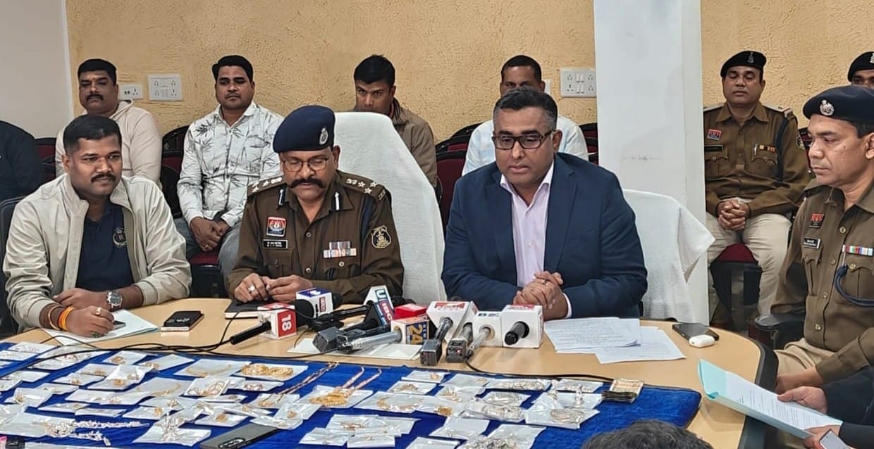थाना न्यू राजेन्द्र नगर में दर्ज युवती की हत्या के प्रकरण में आरोपी हरीश पटेल गिरफ्तार पूछताछ में आरोपी हरीश पटेल द्वारा अपने साथियों के साथ मिलकर थाना विधानसभा, डी.डी.नगर एवं मुजगहन क्षेत्र में लगभग एक दर्जन सूने मकानों में चोरी करना किया स्वीकार