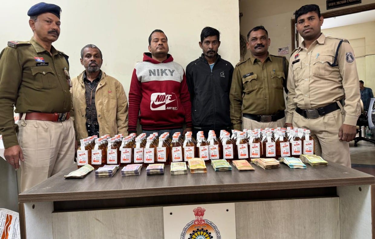 कोतवाली क्षेत्र में अवैध रूप से शराब बिक्री एवं सट्टा संचालित करते 03 आरोपी गिरफ्तार 90 पौव्वा अंग्रेजी शराब, सट्टा पट्टी, नगदी रकम 1,21,050/- रूपये कीमती लगभग 1,32,000/- रूपये जप्त