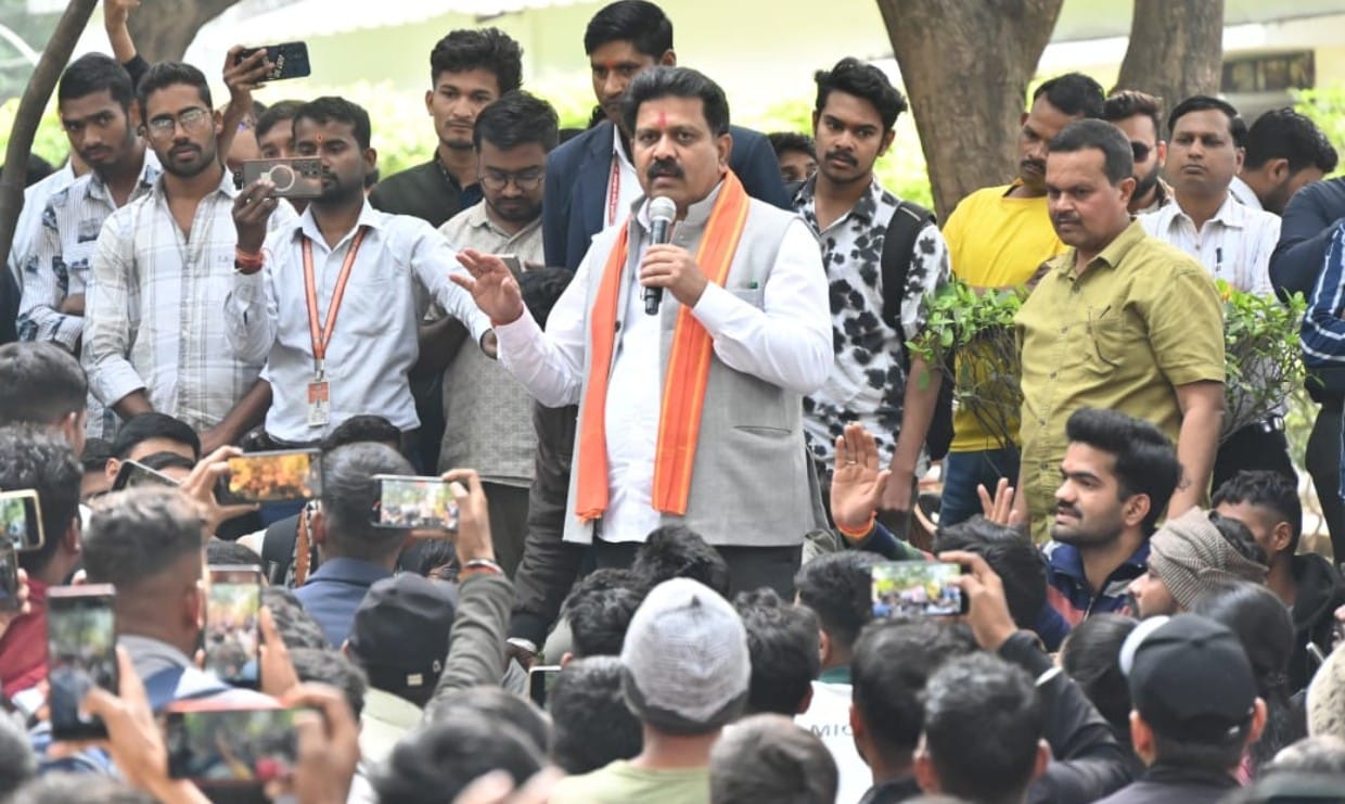 आरक्षक भर्ती प्रक्रिया में पारदर्शिता के लिए शासन पूरी तरह प्रतिबद्ध – उपमुख्यमंत्री श्री विजय शर्मा उपमुख्यमंत्री ने आरक्षक भर्ती के संबंध में अभ्यर्थियों की समस्याओं का किया समाधान