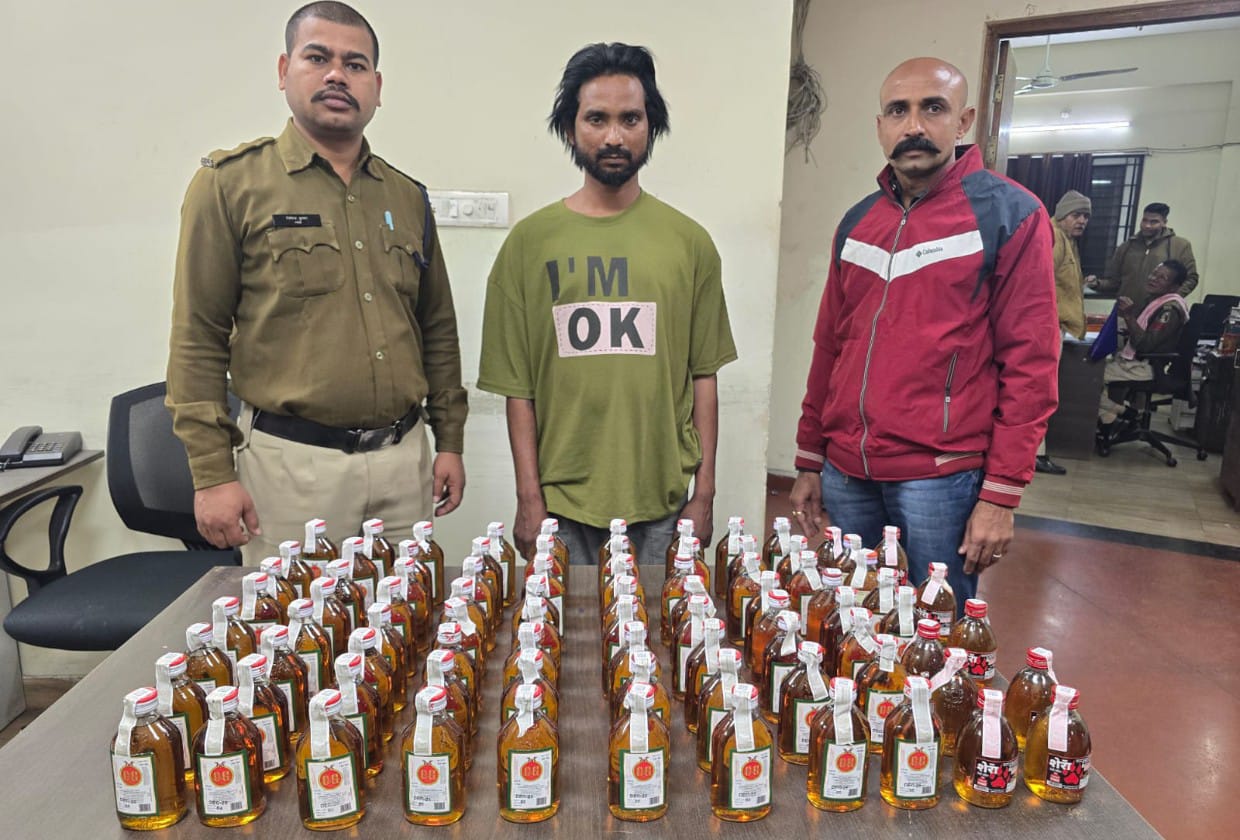 कोतवाली क्षेत्र में अवैध रूप से शराब बिक्री करते आरोपी करण बघेल गिरफ्तार एण्टी क्राईम एण्ड साईबर यूनिट की 10 सदस्यीय टीम द्वारा की गई रेड कार्यवाही