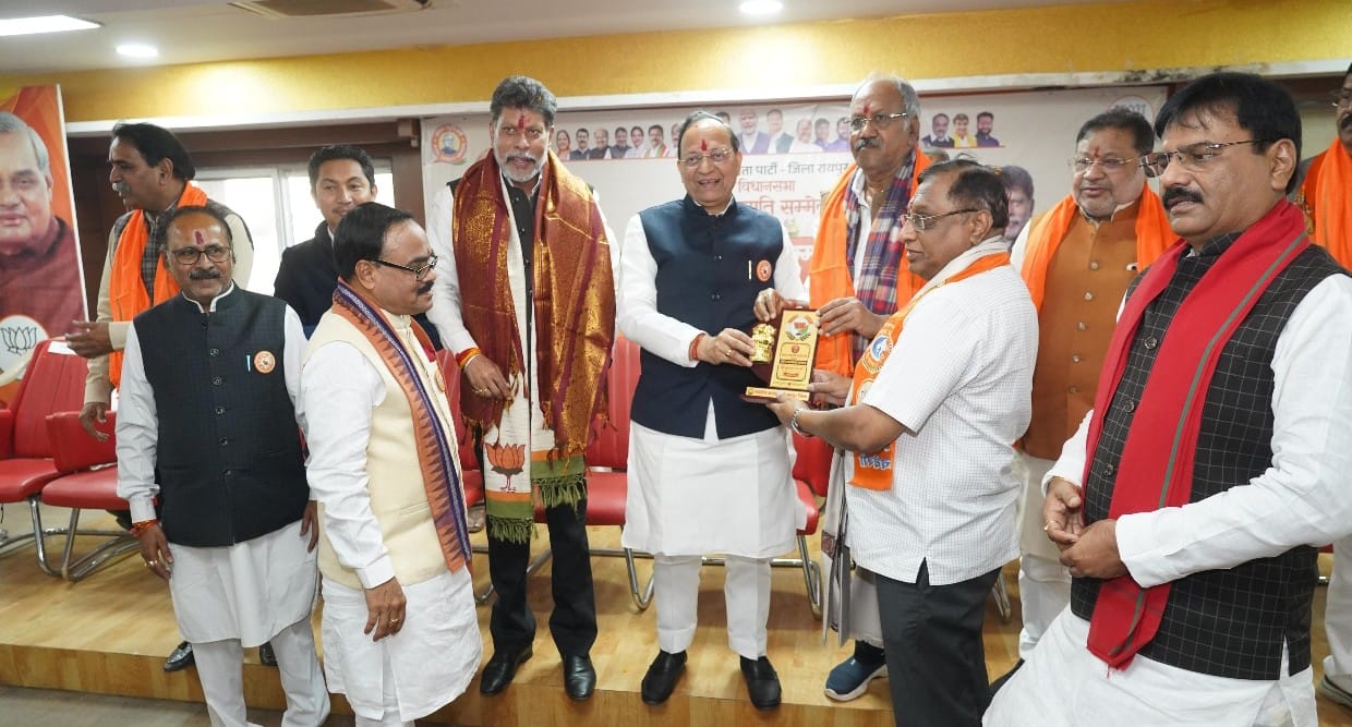 वरिष्ठ भाजपा कार्यकर्ताओं और शतकवीरों का सम्मान अटल जी को सच्ची श्रद्धांजलि अटल जी का छत्तीसगढ़ निर्माण और अंत्योदय का सपना आज भी हमारी प्रेरणा:सांसद बृजमोहन अग्रवाल