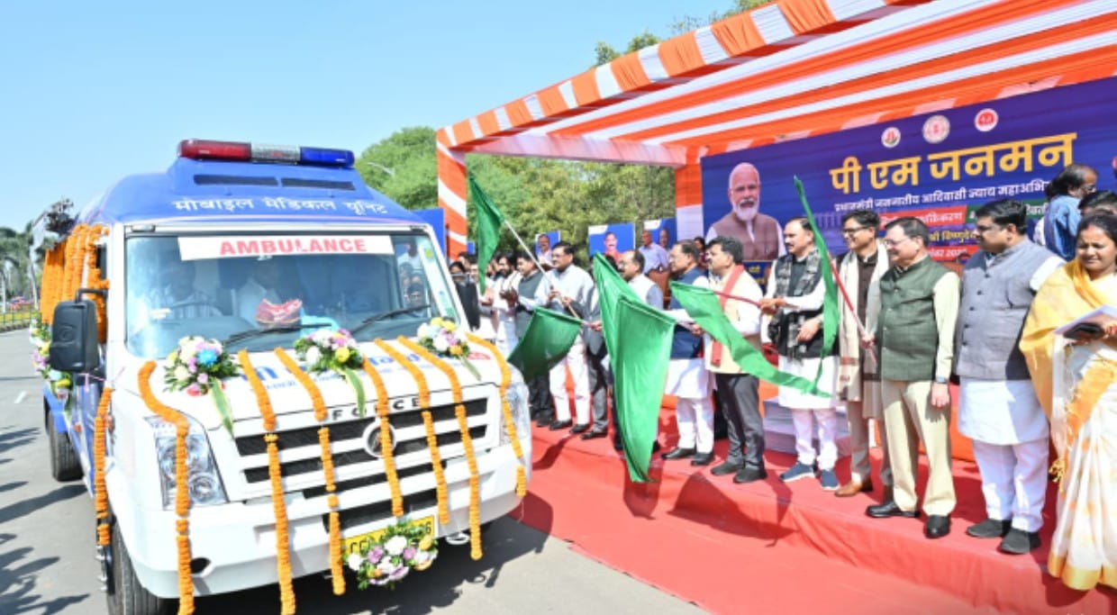 दूरस्थ आदिवासी अंचलों को स्वास्थ्य की नई राह — मुख्यमंत्री साय ने 57 मोबाइल मेडिकल यूनिट वाहनों को दिखाई हरी झंडी प्रदेश के 18 जिलों के 2100 से अधिक गाँवों और बसाहटों तक पहुँचाई जाएंगी नियमित स्वास्थ्य सेवाएँ