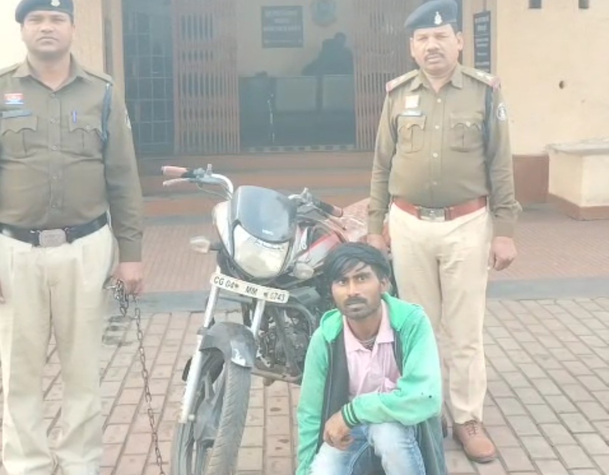 थाना उरला, रायपुर चोरी के मोटरसाइकिल के साथ आरोपी चुम्मन गिरफ्तार ,भेजा गया जेल