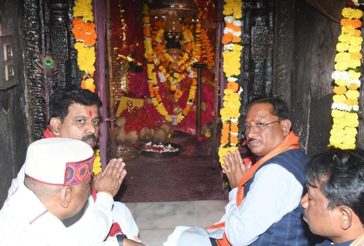 मुख्यमंत्री श्री विष्णु देव साय ने बस्तर की आराध्य देवी मां दंतेश्वरी की पूजा-अर्चना कर प्रदेशवासियों के सुख-समृद्धि और खुशहाली की कामना की