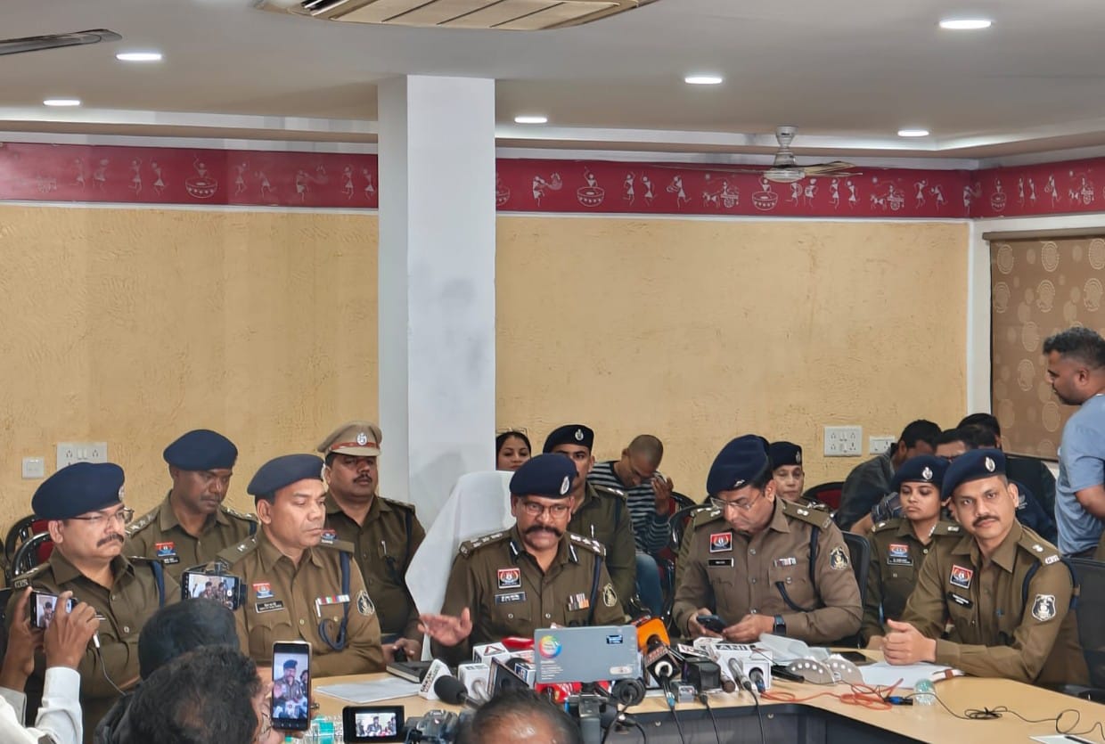 वर्ष 2025 में रायपुर पुलिस की उपलब्धियां आकड़ों की जुबानी अवधि 01.01.2025 से 31.12.2025 तक वर्ष 2025 में रायपुर के समस्त थानों में कुल 15,885 एफ.आई.आर. दर्ज किये गये है, वर्ष 2024 में रायपुर के समस्त थानों में कुल 17,703 एफ.आई.आर. दर्ज किये गये थे।