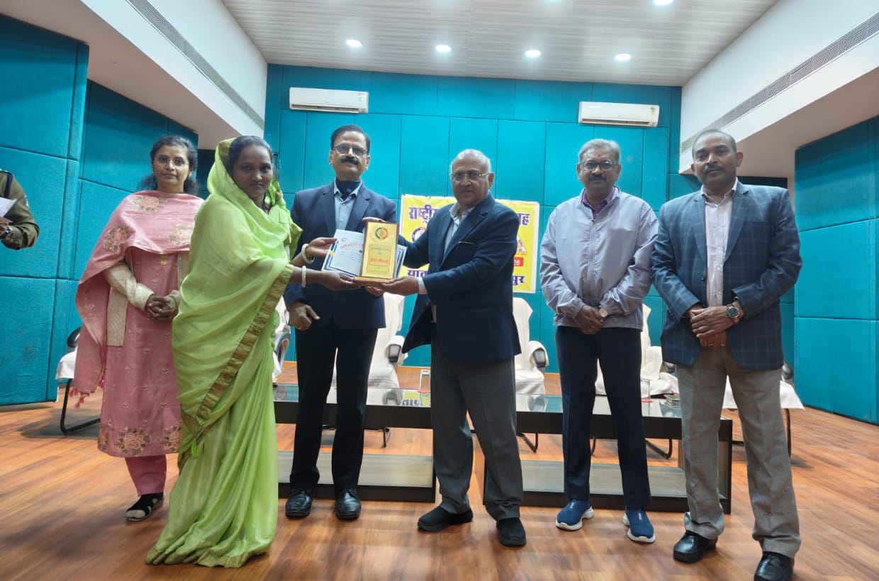 यातायात पुलिस रायपुर दिनांक 5 जनवरी 2026सुप्रीम कोर्ट आन रोड सेफ्टी कमेटी के अध्यक्ष माननीय न्यायमूर्ति श्री अभय मनोहर सप्रे द्वारा कृषि महाविद्यालय के छात्र-छात्राओं को किया जागरूक।