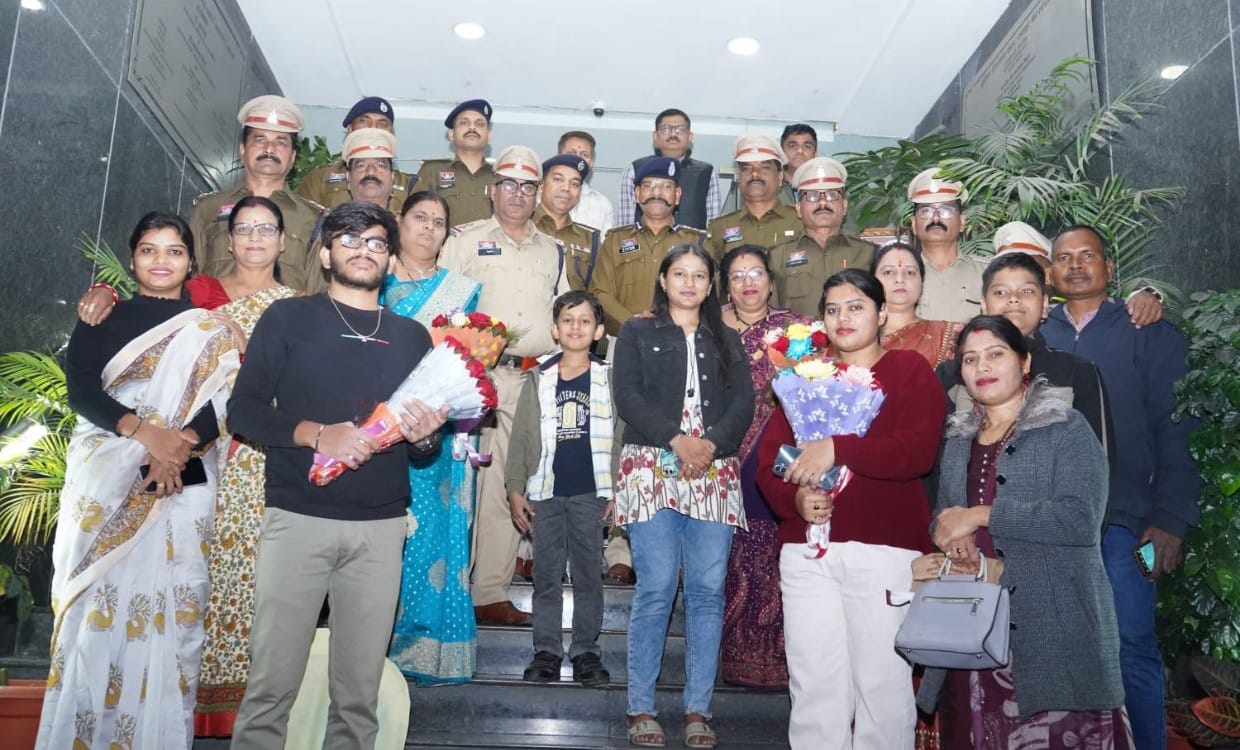 पुलिस उप महानिरीक्षक एवं वरिष्ठ पुलिस अधीक्षक डॉ. लाल उमेद सिंह द्वारा उपनिरीक्षक पद पर पदोन्नत अधिकारियों के कंधे पर लगाए गए स्टार नववर्ष पर मिला अनोखा उपहार, सहायक उपनिरीक्षक से उपनिरीक्षक के पद पर रायपुर में पदस्थ 08 पुलिस अधिकारी हुए पदोन्नत।