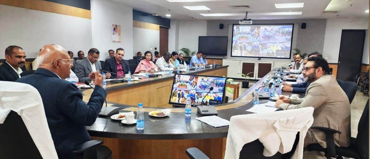सड़क सुरक्षा माह के अंतर्गत सड़क सुरक्षा और दुर्घटनाओं की रोकथाम के लिए किए जा रहे जन-जागरूकता कार्यक्रम