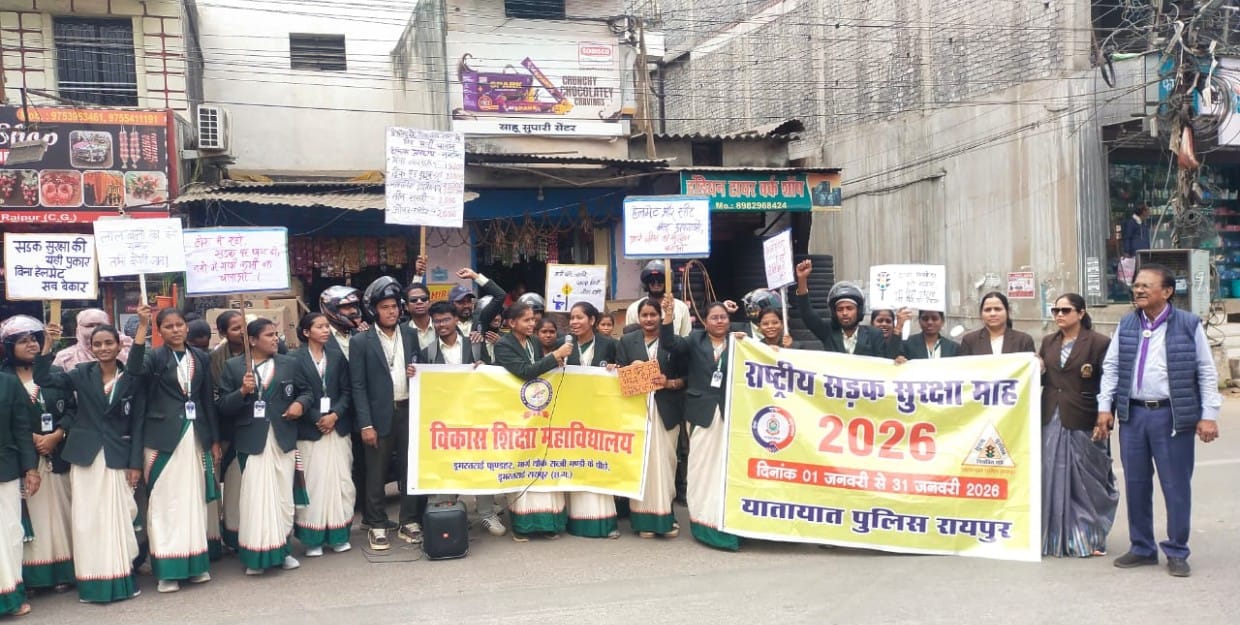 स्काउट गाइड फलोशिप एवं विकास शिक्षा महाविद्यालय रायपुर के छात्र-छात्राओं द्वारा हेलमेट बाईक रैली निकाल कर यातायात नियम का पालन कर वाहन चलाने का दिया संदेश