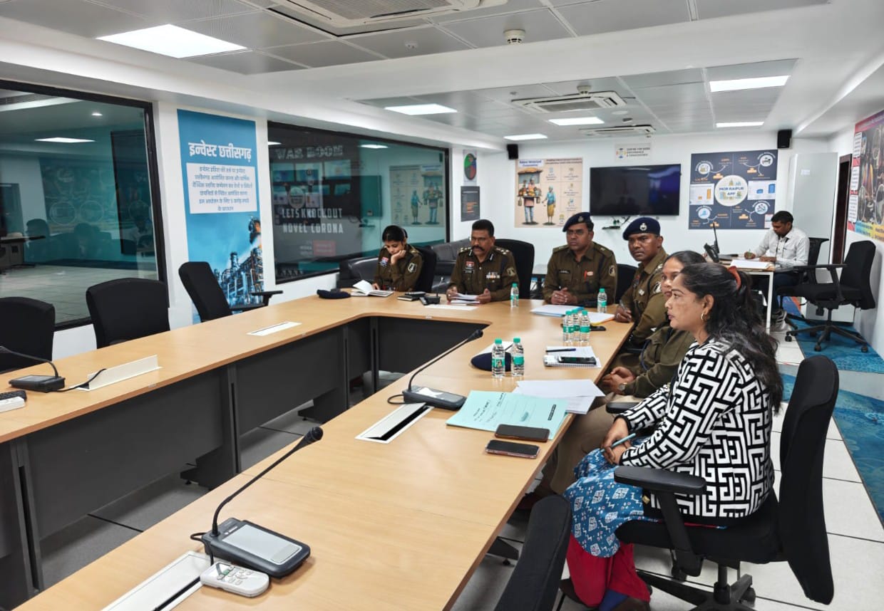 यातायात पुलिस रायपुर डॉ. लाल उमेद सिंह, वरिष्ठ पुलिस अधीक्षक रायपुर ने ली सड़क दुर्घटनाओं की रोकथाम एवं घायलों को त्वरित चिकित्सा व्यवस्था उपलब्ध कराये जाने के संबंध में चिकित्सा अधिकारियों की बैठक।*