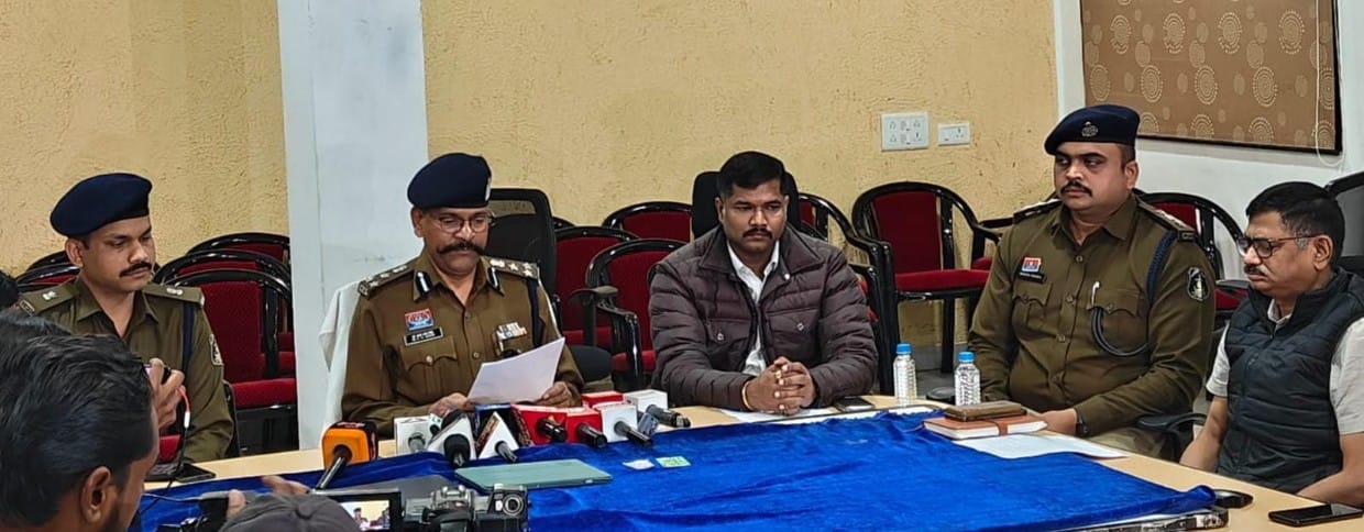 तमिलनाडू त्रिची गिरोह के 06 सदस्य गिरफ्तारआरोपी देश भर में घुम – घुम कर एक विशेष तरीके से कार का कांच तोड़कर देते है चोरी की घटनाओं को अंजाम।