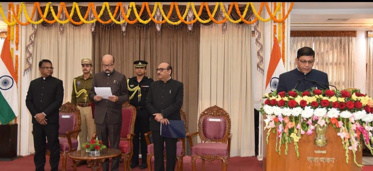 राज्यपाल श्री डेका ने श्री अमिताभ जैन को मुख्य सूचना आयुक्त एवं श्री अग्रवाल और श्री मिश्रा को राज्य सूचना आयुक्त पद की शपथ दिलाई