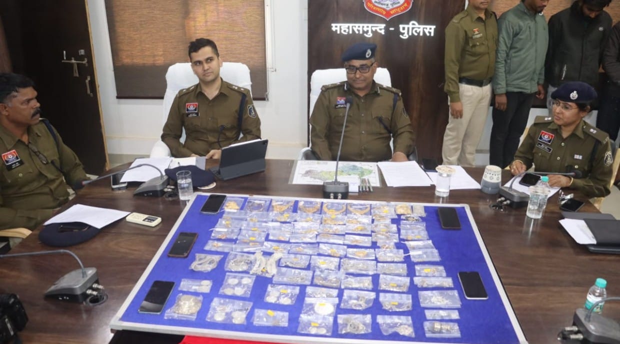 महासमुंद पुलिस को दो बडी चोरी एवं डकैती को सुलझाने में मिली सफलता,,थाना सांकरा ग्राम बल्दीडीह में घटित चोरी का खुलासा चरौदा थाना छुरा जिला गरियाबंद में मई 2025 में हुये डकैती की घटना का भी पर्दाफास