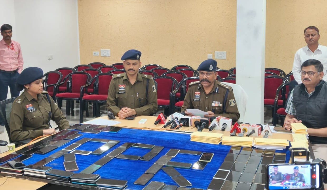 रायपुर पुलिस द्वारा लगभग 40 लाख रूपये कीमत के गुम हुए कुल 200 नग मोबाईल फोन को ढूंढ कर मोबाईल फोन स्वामियों को किया गया सुपुर्द