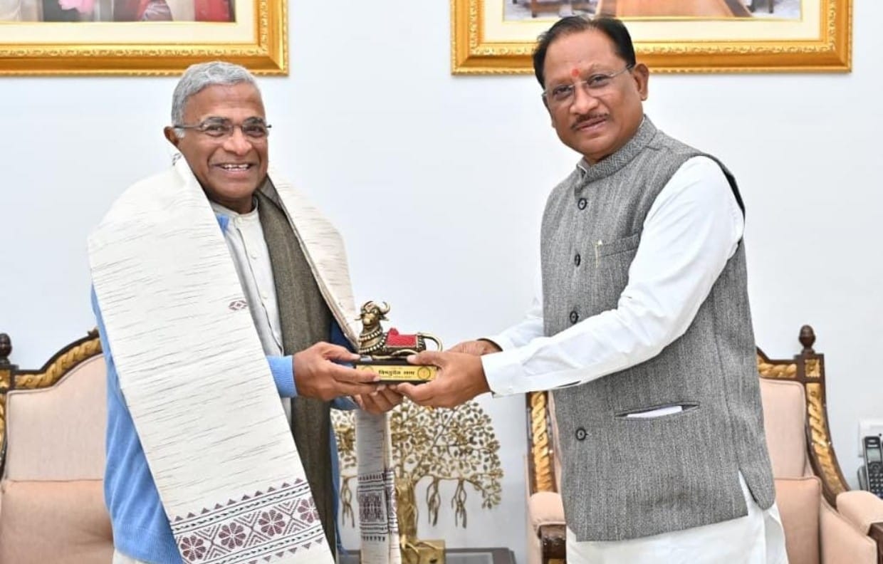 मुख्यमंत्री श्री विष्णुदेव साय से राज्यसभा के उप सभापति श्री हरिवंश ने की सौजन्य मुलाकात