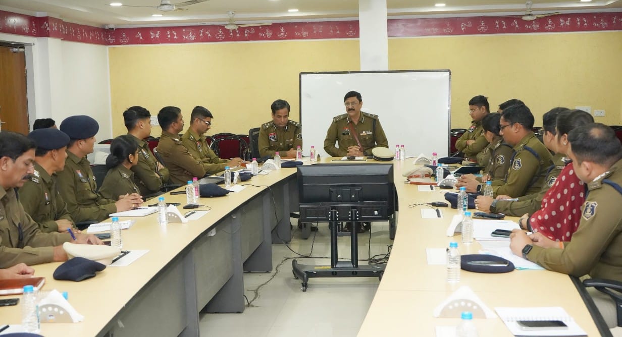 रायपुर पुलिस कमिश्नर द्वारा पुलिस अधिकारियों की ली गई बैठक,,चाकूबाजी, नशा , अड्डेबाजी पर नियंत्रण के निर्देश विजिबल पुलिसिंग को और अधिक बढ़ाने, पैदल पेट्रोलिंग और रात्रि गस्त को मजबूत करने दिये निर्देश