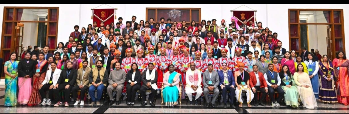 राष्ट्रपति भवन में छत्तीसगढ़ की झांकी कलाकारों का सम्मान राष्ट्रपति द्रौपदी मुर्मु ने सराही जनजातीय कला, कलाकार हुए भावविभोर