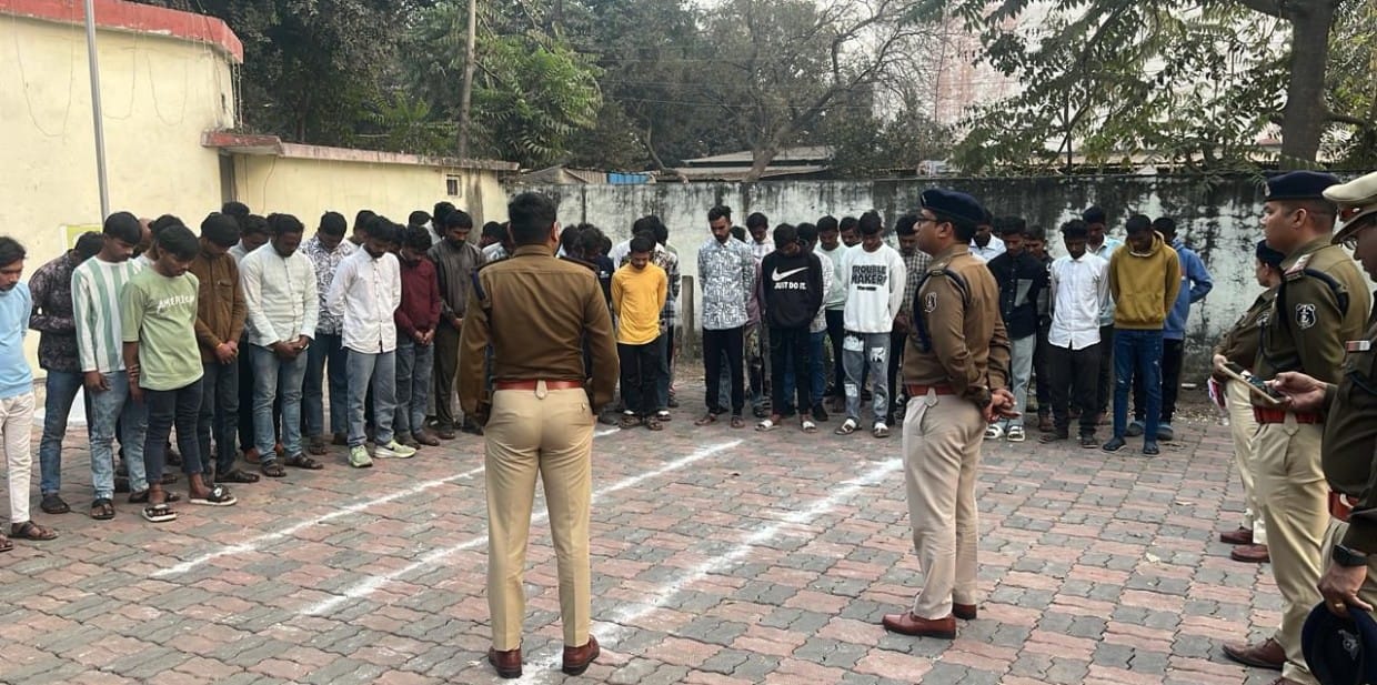 72 चाकूबाजों एवं हिस्ट्रीशीटरों को थाना हाजिर कर ली गई उनकी परेड एवं दी गई समझाईश,,थाना उरला, खमतराई, गुढ़ियारी, पण्डरी एवं खम्हारडीह क्षेत्रों में निवासरत लगभग 72 चाकूबाजों, हिस्ट्रीशीटरों एवं अपराधिक तत्वों किया गया थाना हाजिर।