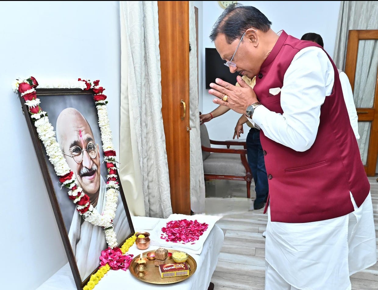 मुख्यमंत्री श्री विष्णु देव साय ने महात्मा गांधी की पुण्यतिथि पर उन्हें किया नमन