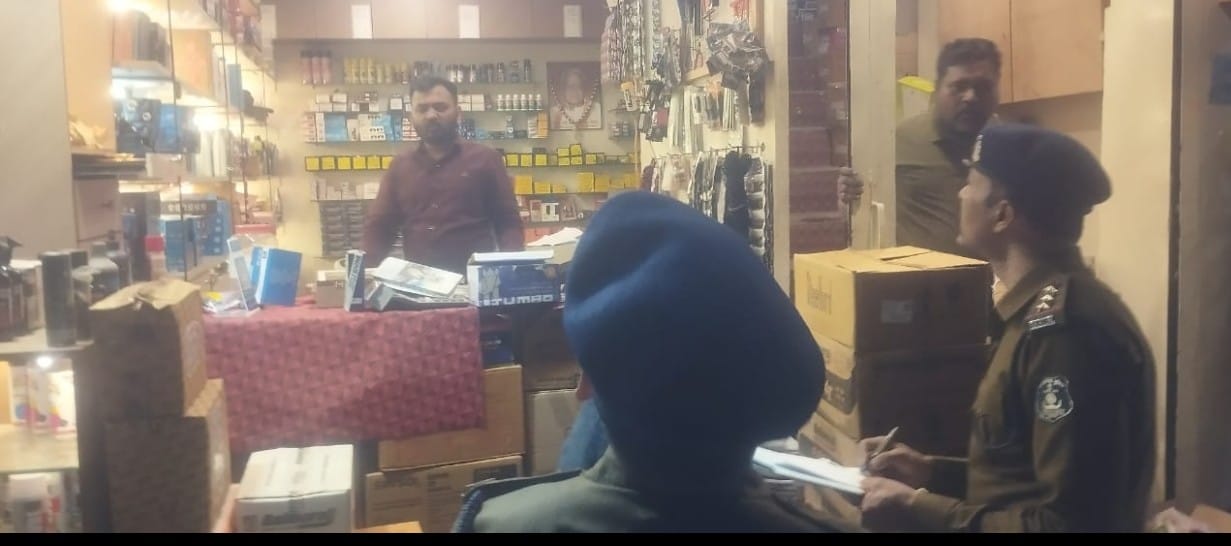माडीफाइ सायलेंसर विक्रय करने वाले दुकानदारो के विरूद्ध यातायात पुलिस की अभियान कार्यवाही।एम.जी. रोड के 08 दुकानों में छापामार कार्यवाही की गई, माडीफाइ सायलेंसर जप्ती की गयी। दुकान संचालक पर बीएनएस की धाराओं के तहत वैधानिक कार्यवाही की प्रक्रिया जारी।