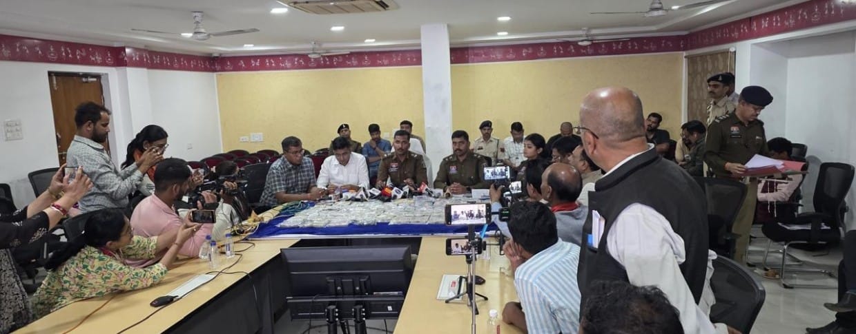 37 लाख 50 हजार नगदी रकम के साथ ऑनलाईन सट्टा संचालित करने वाले गिरोह का पर्दाफाश,,टी-20 वर्ल्ड कप के पूर्व क्राईम एण्ड साईबर रायपुर की बड़ी कार्यवाही