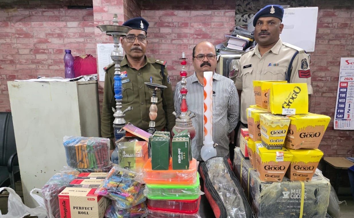 रायपुर कमिश्नरेट,,, लाखों रूपये कीमत के हुक्का एवं प्रतिबंधित हुक्का सामग्री का मकान में भण्डारण करने वाला आरोपी अशोक मदनी गिरफ्तार
