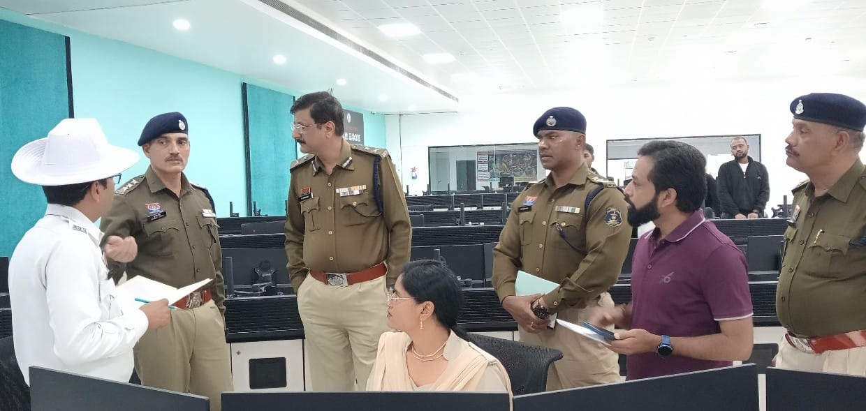 डॉ. संजीव शुक्ला, पुलिस कमिश्नर ने किया आईटीएमएस का निरीक्षण आईटीएमएस के कैमरों से ही बनाए जाएंगे शत प्रतिशत ई-चालान,,ई-चालान की जुर्माना राशि का भुगतान नही करने पर होंगे परिवहन संबंधी सेवाए बाधित।