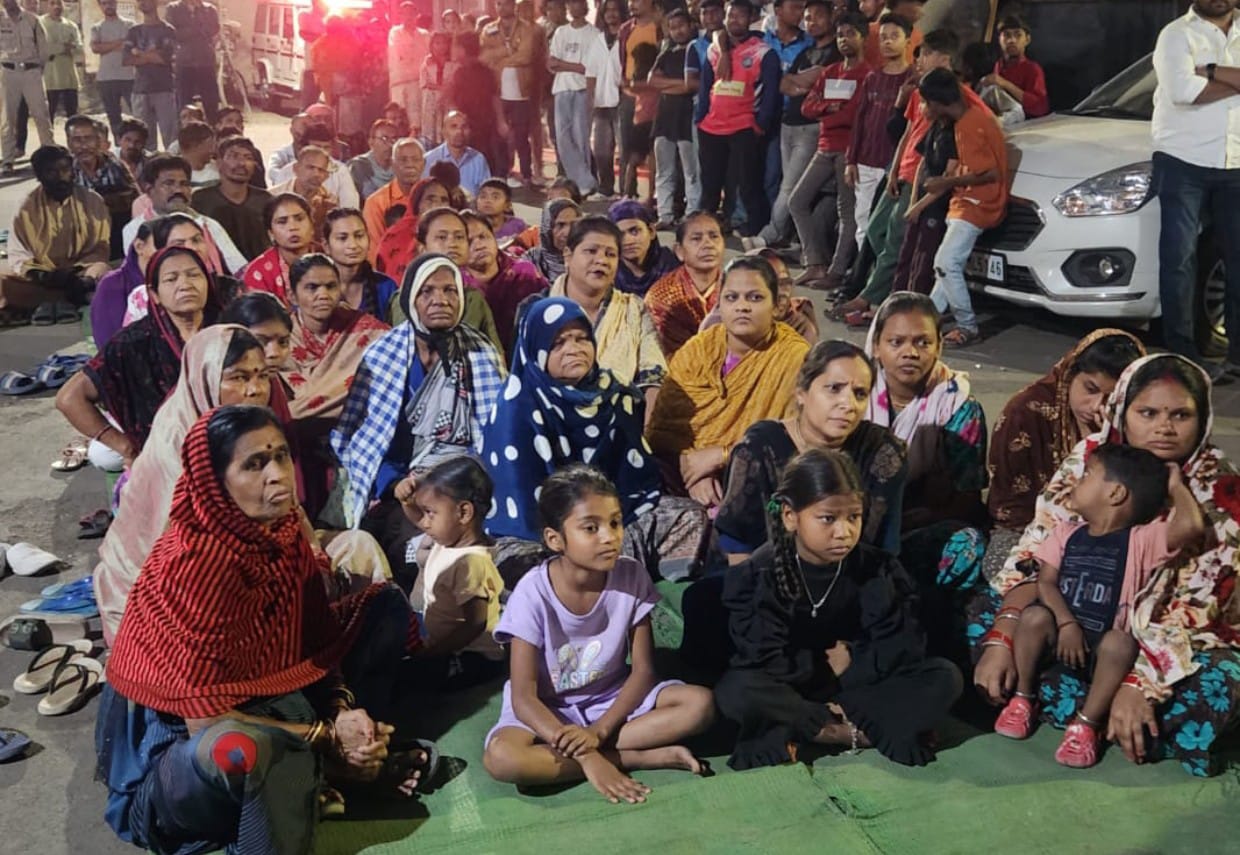 रायपुर कमिश्नरेट के सामुदायिक पुलिसिंग : “संवाद से समाधान” का आगाज़ सेंट्रल जोन ,, नशा-मुक्त और सुरक्षित मोहल्ले के अभियान के लिए सेंट्रल जोन ने बीएसयूपी कॉलोनी तेलीबांधा से की शुरुआत