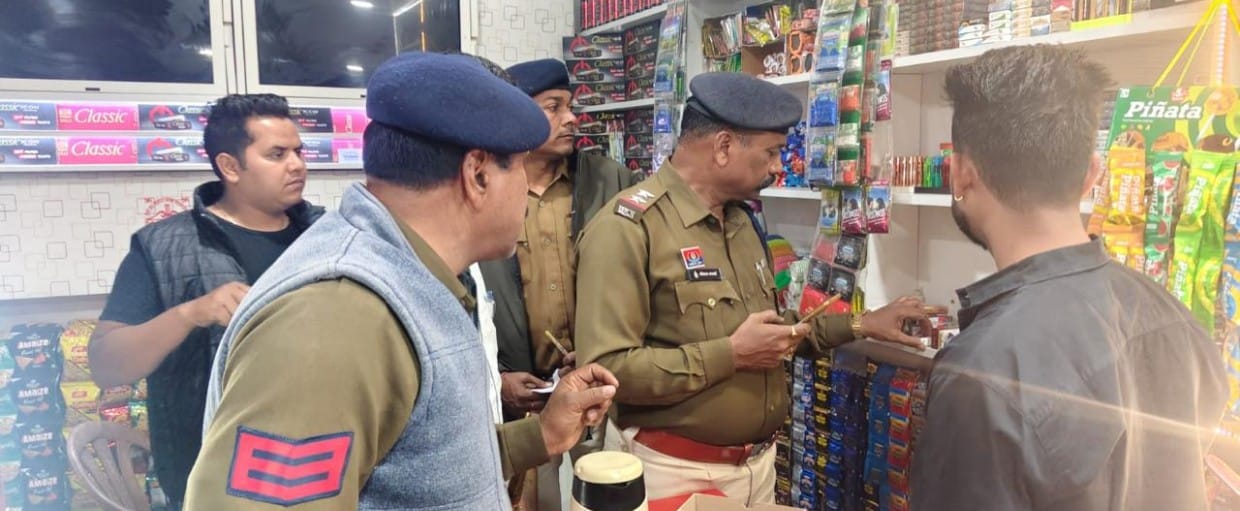 अवैध नशे के खिलाफ डीसीपी पश्चिम की ताबड़तोड़ कार्रवाई 07 दिनों में आबकारी अधिनियम के तहत 23 बड़ी कार्यवाही में 26 आरोपी गिरफ्तार 143 बल्क लीटर अवैध शराब जब्त