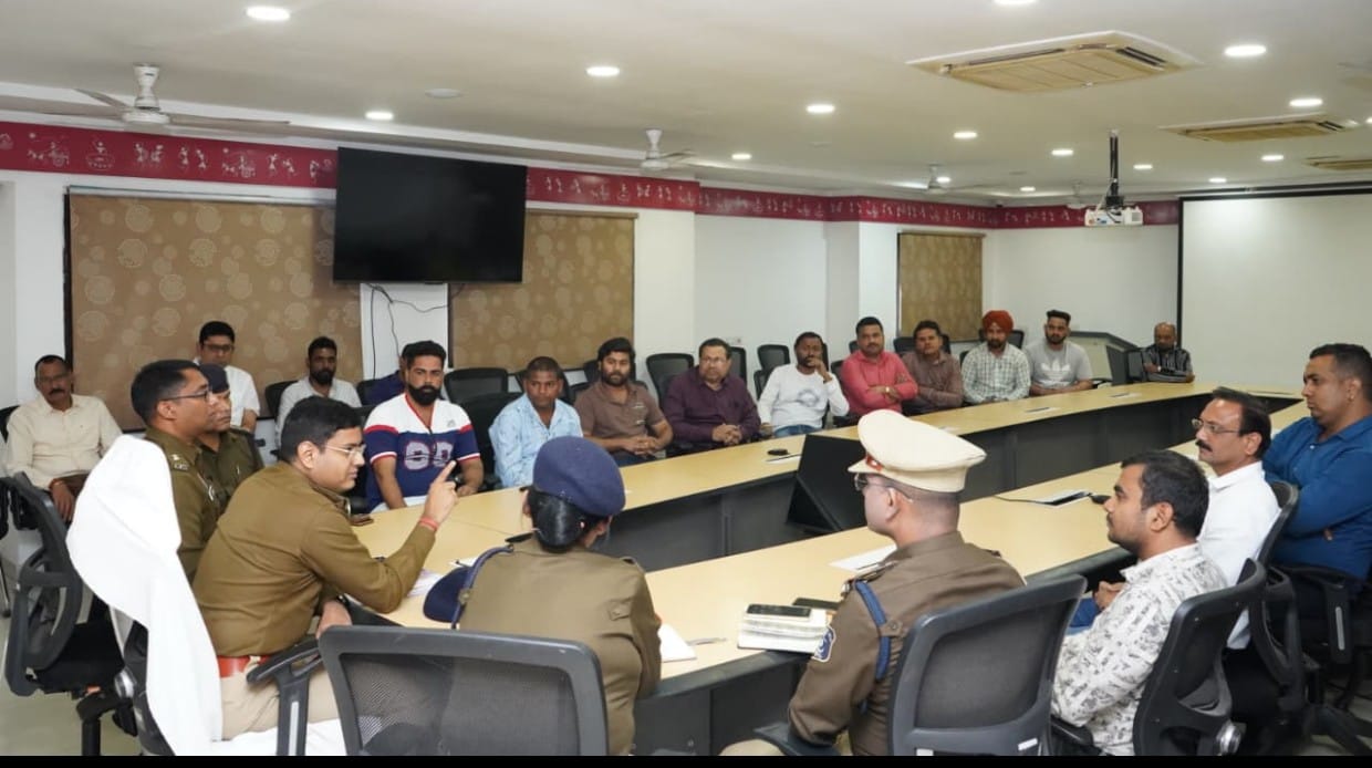 रायपुर पुलिस कमिश्नरेट द्वारा संवाद से समाधान अभियान के अंतर्गत होटल, ढाबा, लॉज एवं बार संचालकों की बैठक आयोजित