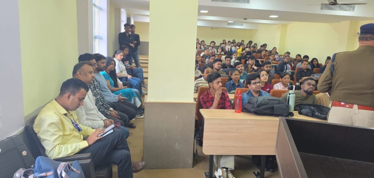 मैट्स यूनिवर्सिटी में चला “संवाद से समाधान” जागरूकता अभियान,,रायपुर पुलिस कमिश्नरेट,, सेंट्रल जोन