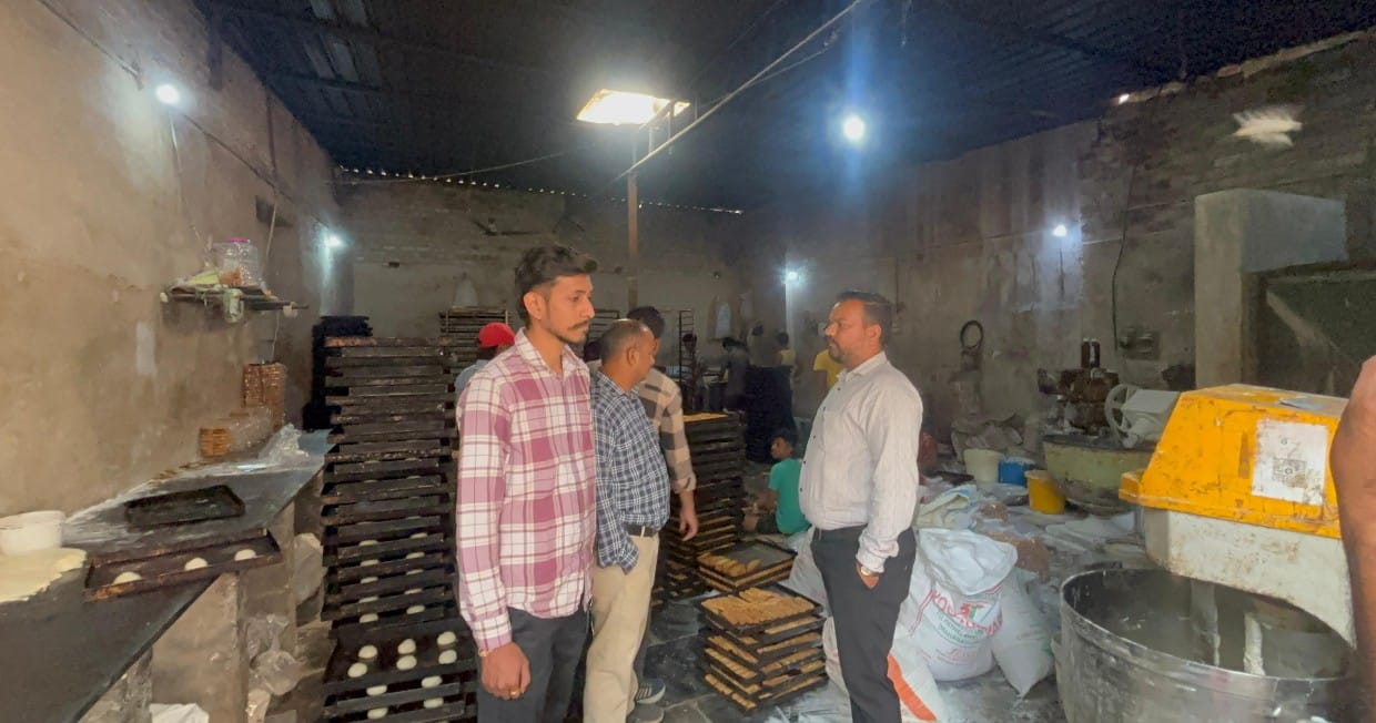 निगम जोन 6 स्वास्थ्य और नगर निवेश विभाग की टीम ने चौरसिया कॉलोनी में चाँद ब्रेड फैक्ट्री की स्वच्छता का किया औचक निरीक्षण, गन्दगी मिलने पर फैक्ट्री को तत्काल किया सीलबंद