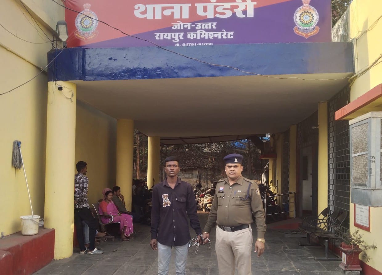आत्मानंद स्कूल मोवा में कक्षा के भीतर चाकू लहराने की घटना का मुख्य आरोपी चाकू सहित गिरफ्तार, अन्य तीन विधि के साथ संघर्षरत बालकों को बाल कल्याण समिति के समक्ष प्रस्तुत