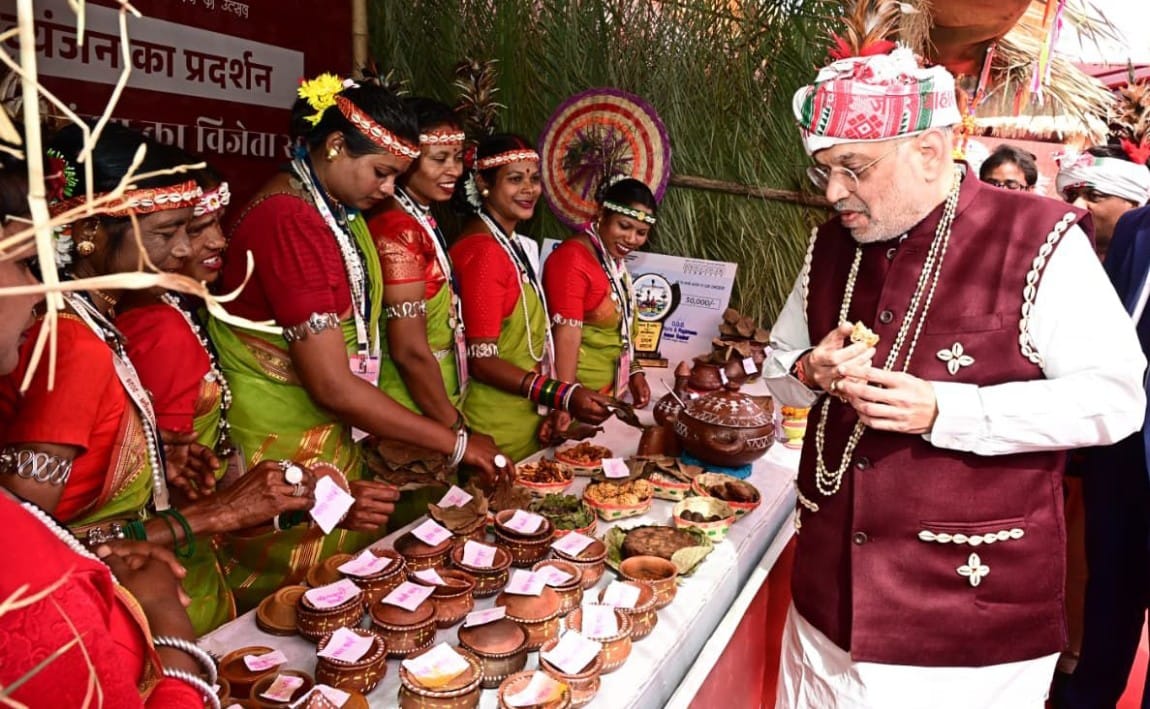 अमित शाह ने देखा बस्तर की जनजातीय विरासत का वैभव, विजेता दलों से मिलकर बढ़ाया उत्साह,, बस्तर पंडुम में दिखी आदिवासी जीवन की झलक, प्रदर्शनी देखकर मंत्रमुग्ध हुए केंद्रीय गृहमंत्री