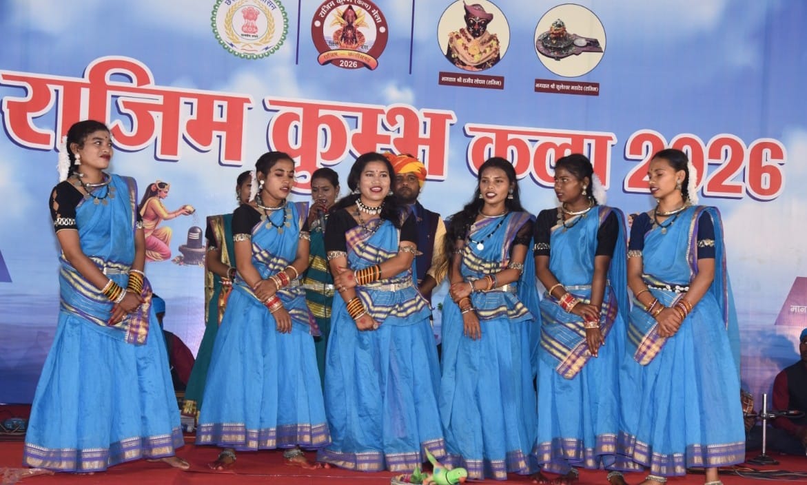 लोककला मंच पर सुवा नृत्य की छटा, कुसुमबुड़ा के गिरवर सिंह ध्रुव की प्रस्तुति ने मोहा मन,, राजिम कुंभ कल्प के स्थानीय मंच पर लोक संस्कृति की मनमोहक झलक देखने को मिली