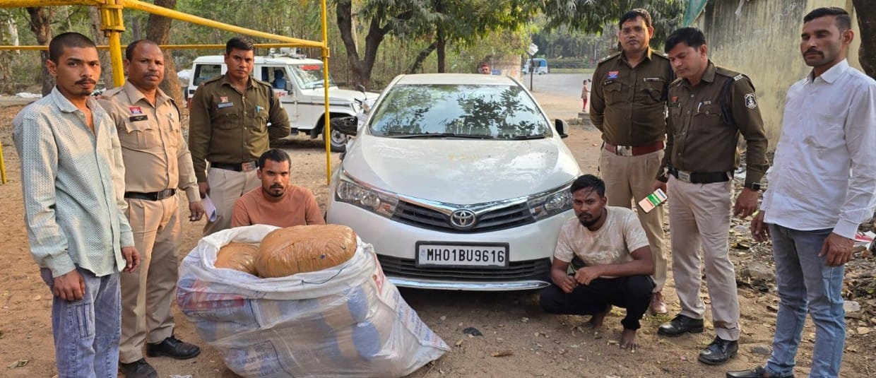 50 किलोग्राम गांजा व नगदी रकम के साथ कार में गांजा की तस्करी करते 02 तस्कर गिरफ्तार,,पुलिस उपायुक्त (क्राईम एवं साईबर) श्री स्मृतिक राजनाला एवं पुलिस उपायुक्त (सेंट्रल जोन) श्री उमेश प्रसाद गुप्ता के संयुक्त मॉनिटरिंग में एण्टी क्राईम एण्ड साइबर यूनिट तथा थाना सिविल लाईन पुलिस की संयुक्त कार्यवाही।