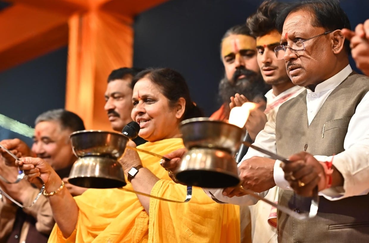 मुख्यमंत्री श्री विष्णुदेव साय ने भगवान राजीव लोचन एवं कुलेश्वरनाथ महादेव मंदिर में की पूजा अर्चना : महानदी महाआरती में हुए शामिल, छत्तीसगढ़ की समृद्धि की प्रार्थना की
