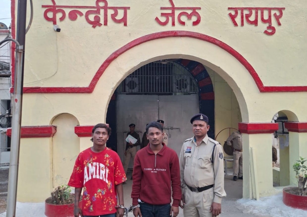 कर्मा चौक संगीता पेट्रोल पंप में स्वयं की मोटर साइकिल में आग लगाने वाले दो आरोपी गिरफ्तार,, रायपुर