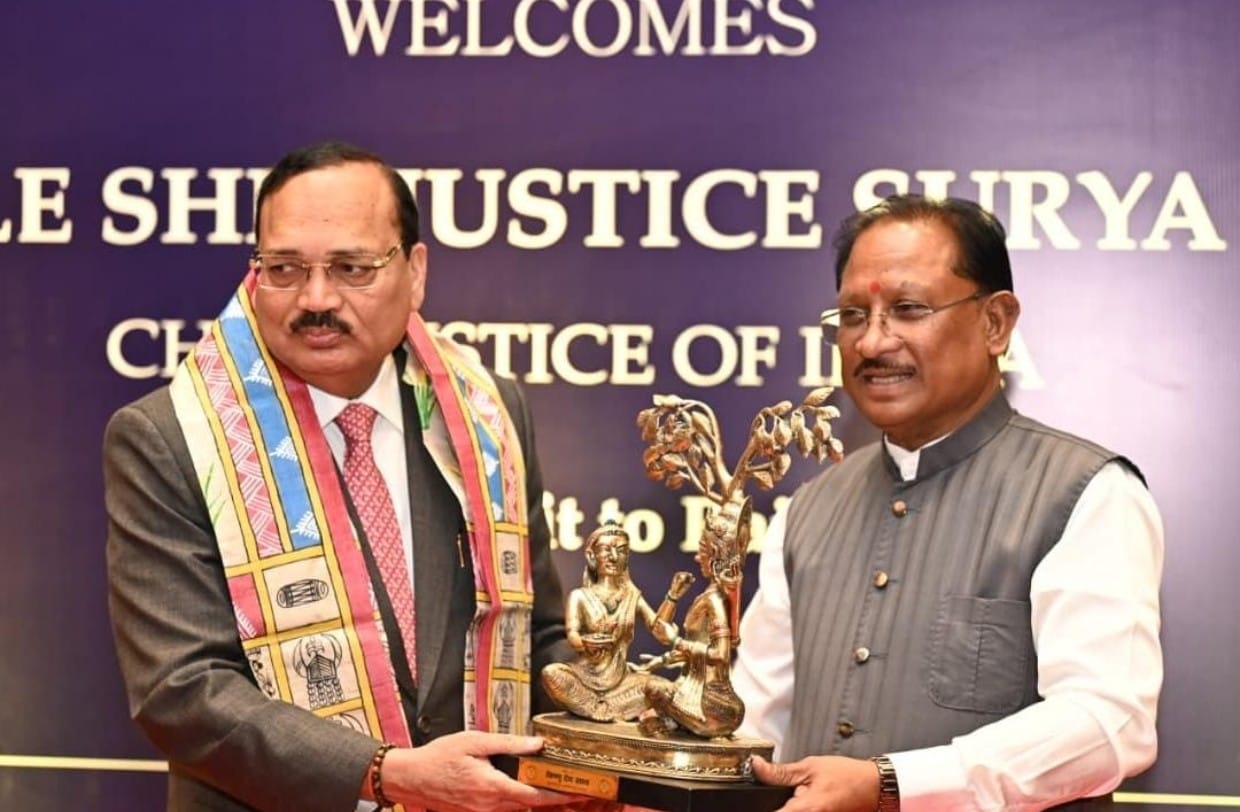मुख्यमंत्री श्री विष्णुदेव साय ने भारत के मुख्य न्यायाधीश न्यायमूर्ति श्री सूर्यकांत का किया आत्मीय स्वागत