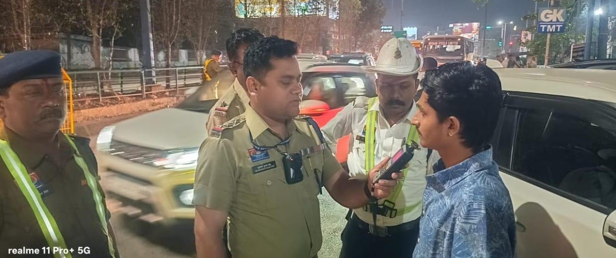 नशेड़ी वाहन चालकों के विरूद्ध पुलिस की ताबड़तोड़ कार्यवाही रात्रि में चलाये गये 03 घंटे के विशेष अभियान में 154 के विरूद्ध कार्यवाही15 लाख 40 हजार की राशि न्यायालय के माध्यम से बरामद की जाएगी।