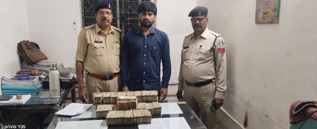 एण्टी क्राइम एण्ड साइबर यूनिट तथा थाना आजाद चौक पुलिस की बड़ी कार्यवाही 75 लाख रुपये नगद किया गया बरामद
