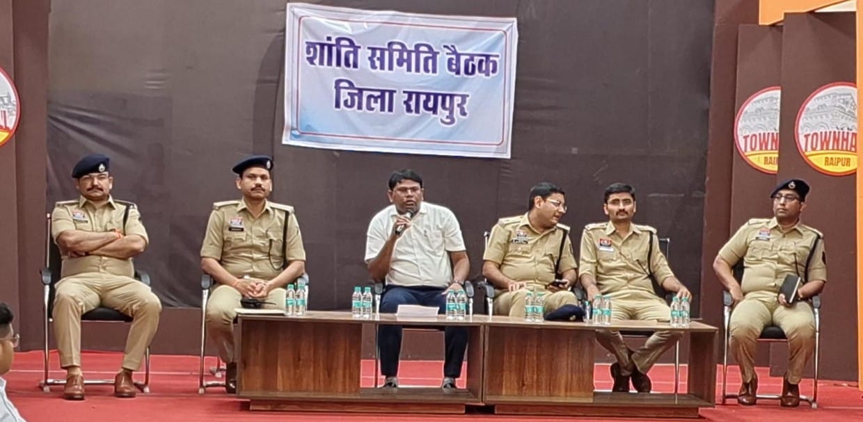 जिला प्रशासन और पुलिस प्रशासन ने ली शांति समिति की बैठक सभी सौहार्दपूर्ण ढंग से और भाईचारे के भाव के साथ त्यौहार मनाएं: एडीएम श्री उमाशंकर बंदे,, डीजे व नशे की हालत में तेज रफ्तार वाहन चलाने पर होगी कार्रवाई