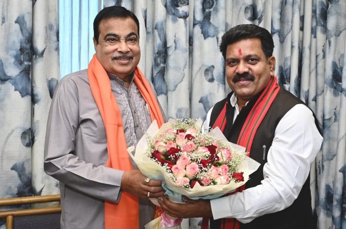 केंद्रीय परिवहन मंत्री श्री नितिन गडकरी से मिले उपमुख्यमंत्री श्री विजय शर्मा,,कवर्धा बायपास और NH-30 के धवईपानी से सिमगा सेक्शन को 4-लेन करने का किया आग्रह, मंत्री ने दिया शीघ्र स्वीकृति का आश्वासन
